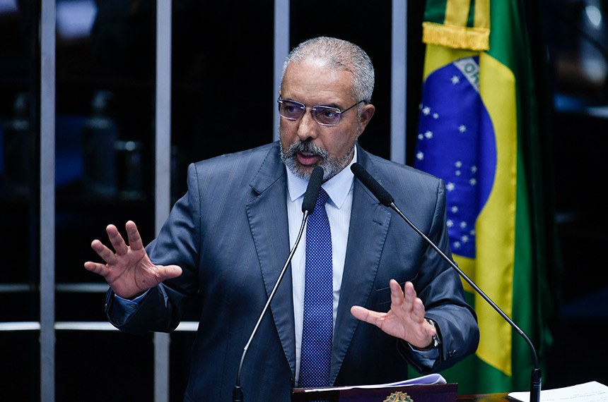 Em discurso, à tribuna, senador Paulo Paim (PT-RS).