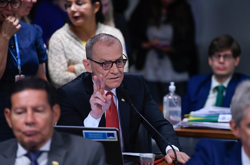 Em pronunciamento, à bancada, senador Fabiano Contarato (PT-ES).