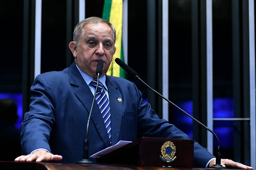 À tribuna, em discurso, senador Izalci Lucas (PSDB-DF). 