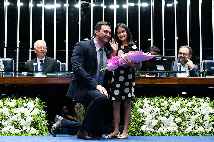 Requerente e presidente desta sessão, senador Styvenson Valentim (Podemos-RN) homenageia à menina Thyfani Brito Carvalho.