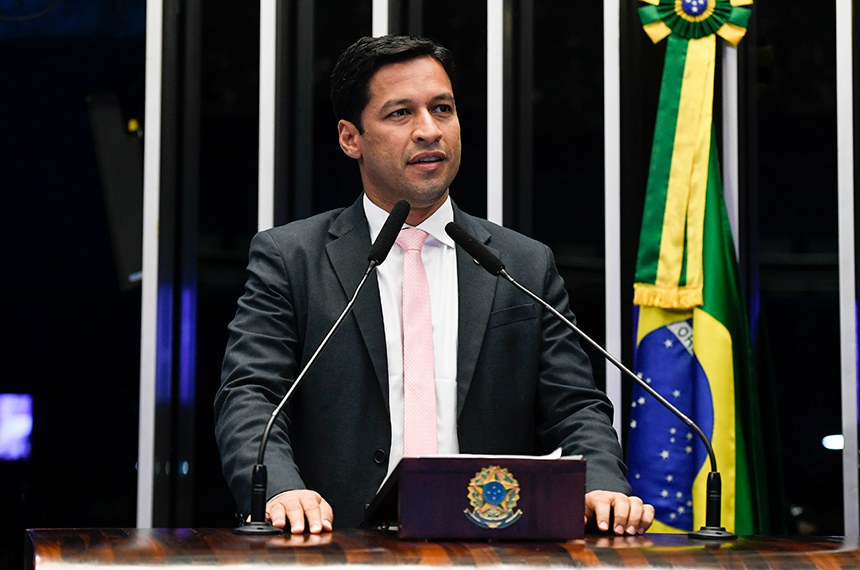Em discurso, à tribuna, senador Rodrigo Cunha (União-AL).