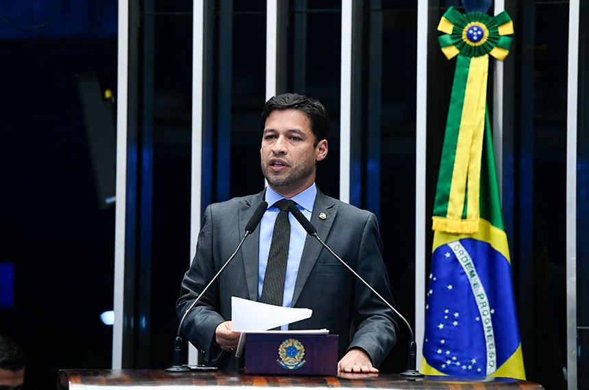 Em discurso, à tribuna, senador Rodrigo Cunha (União-AL).