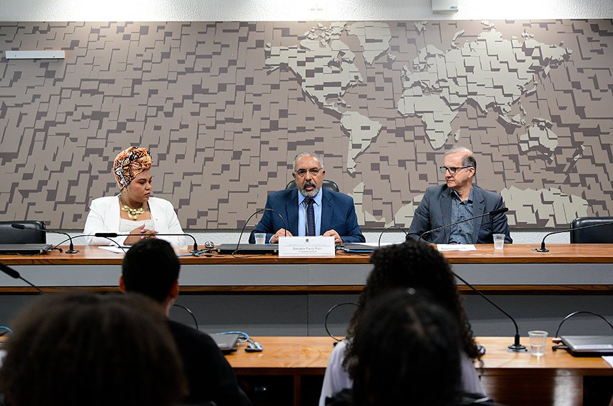 Mesa: 
deputada Dandara (PT-MG); 
presidente da CDH, senador Paulo Paim (PT-RS); 
chefe da área de Desenvolvimento e Participação de Adolescentes e Jovens do Unicef no Brasil, Mário Volpi.