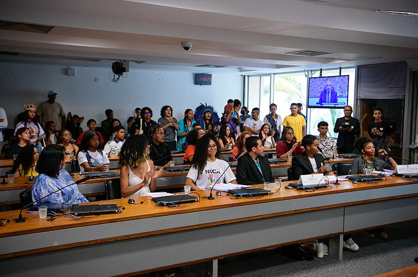 Participam: 
chefe da área de Desenvolvimento e Participação de Adolescentes e Jovens do Unicef no Brasil, Mário Volpi; 
representante da Rede de Adolescentes e Jovens Migrantes, Adonis José Suarez Benson; 
representante da Rede de Adolescentes e Jovens Indígenas, Joana da Conceição Santos Truká; 
representante da Rede de Adolescentes e Jovens Quilombolas, Nishtha Rocha Teixeira; 
representante da Rede de Adolescentes e Jovens LGBTQIA+, Bia Louise Moraes Franco; 
representante da Rede de Adolescentes e Jovens Negros., Fabio Manoel Vieira Melo da Silva.