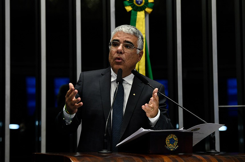 À tribuna, em discurso, senador Eduardo Girão (Novo-CE).