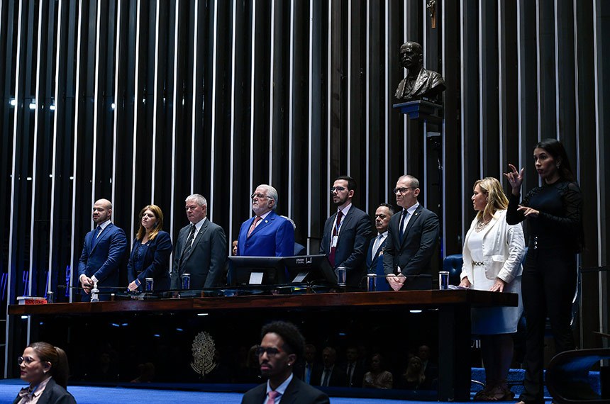 Mesa: 
presidente do Stand With Us Brasil, André Lajst; 
diretora-geral do Senado Federal, Ilana Trombka; 
embaixador do Estado de Israel, Daniel Zohar Zonshine; 
requerente e presidente desta sessão especial, senador Jaques Wagner (PT-BA); 
gestor do Núcleo de Apoio a Órgãos Técnicos da Secretaria-Geral da Mesa (SGM), Walmar de Andrade; 
senador Fabiano Contarato (PT-ES); 
coordenadora educacional do Memorial do Holocausto de São Paulo, Sarita Sarita Mucinic Sarue.