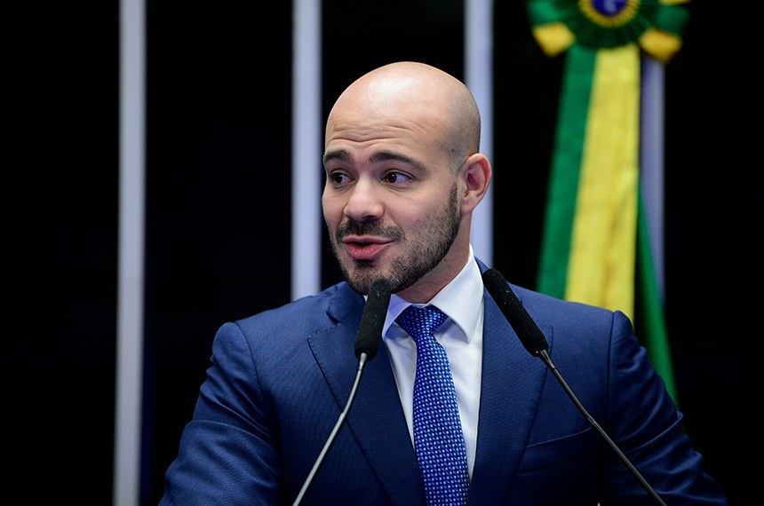 À tribuna, em discurso, presidente do Stand With Us Brasil, André Lajst.