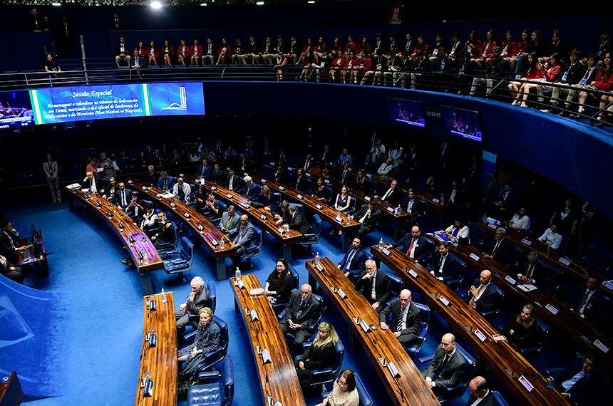 Convidados acompanham a sessão.