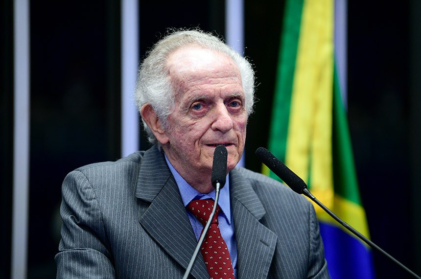 Em discurso, à tribuna, sobrevivente do Holocausto húngaro, Gabriel Waldman.