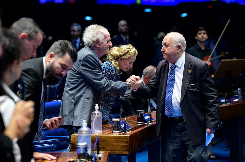 Convidados aplaudem sobrevivente do Holocausto, George Legmann.