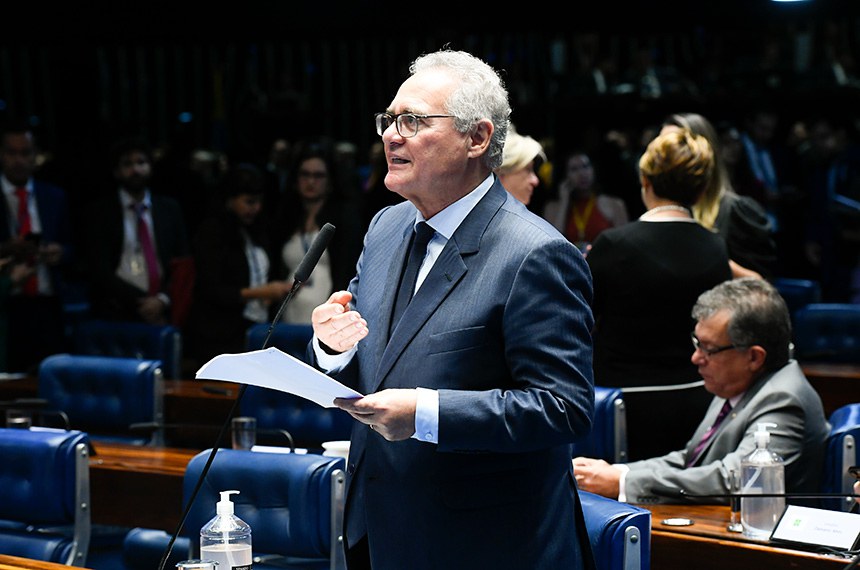 Em pronunciamento, à bancada, senador Renan Calheiros (MDB-AL).