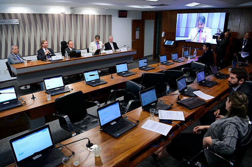 Mesa:
senador Jayme Campos (União-MT);
diretor de Proteção Ambiental do Instituto Brasileiro do Meio Ambiente e dos Recursos Naturais Renováveis (Ibama), Jair Schmitt;
Presidente Eventual CMA, senador Zequinha Marinho;
secretário extraordinário de Controle do Desmatamento e Ordenamento Ambiental Territorial do Ministério do Meio Ambiente e Mudança do Clima (MMA), André Lima;
assessor Técnico na área de meio ambiente da Confederação da Agricultura e Pecuária do Brasil (CNA), Rodrigo Justus de Brito.