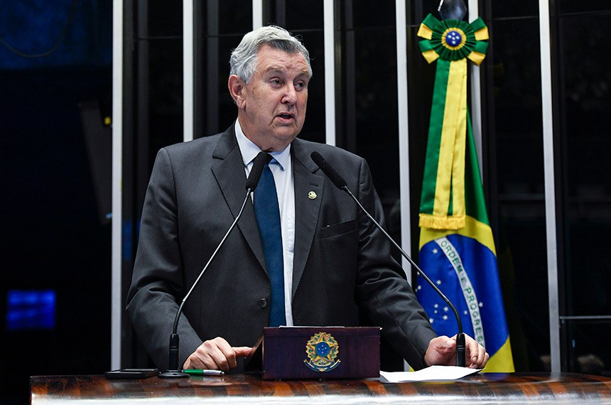À tribuna, em discurso, senador Luis Carlos Heinze (PP-RS). 