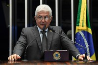 Pontes pede que governo disponibilize vacina contra dengue