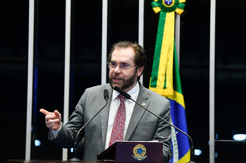 Em discurso, à tribuna, senador Plínio Valério (PSDB-AM).
