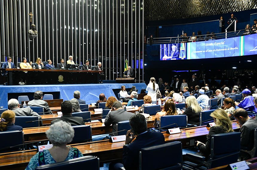 Mesa: 
conselheiro do Memorial JK, bisneto e representante da família JK, André Octavio Kubitschek; 
senadora Damares Alves (Republicanos-DF); 
requerente desta sessão, senadora Leila Barros (PDT-DF); 
presidente e requerente desta sessão, senador Izalci Lucas (PSDB-DF); 
assessor técnico-legislativo, Eduardo Bruno do Lago de Sa; 
procurador-geral da Justiça, Ministério Público do DF e Terrirórios, Georges Carlos Fredderico Moreira Seigneur; 
presidente do Clube dos Pioneiros de Brasília, Roosevelt Dias Beltrão.