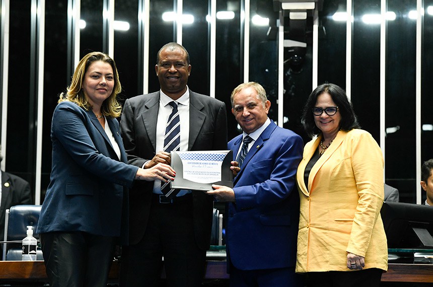 Presidente e requerente desta sessão, senador Izalci Lucas (PSDB-DF), e as senadoras Damares Alves (Republicanos-DF) e Leila Barros (PDT-DF) entregam certificado em reconhecimento e gratidão pela contribuição para Escola de Música de Brasília, pelas mãos do Senhor Deivson de Souza.
