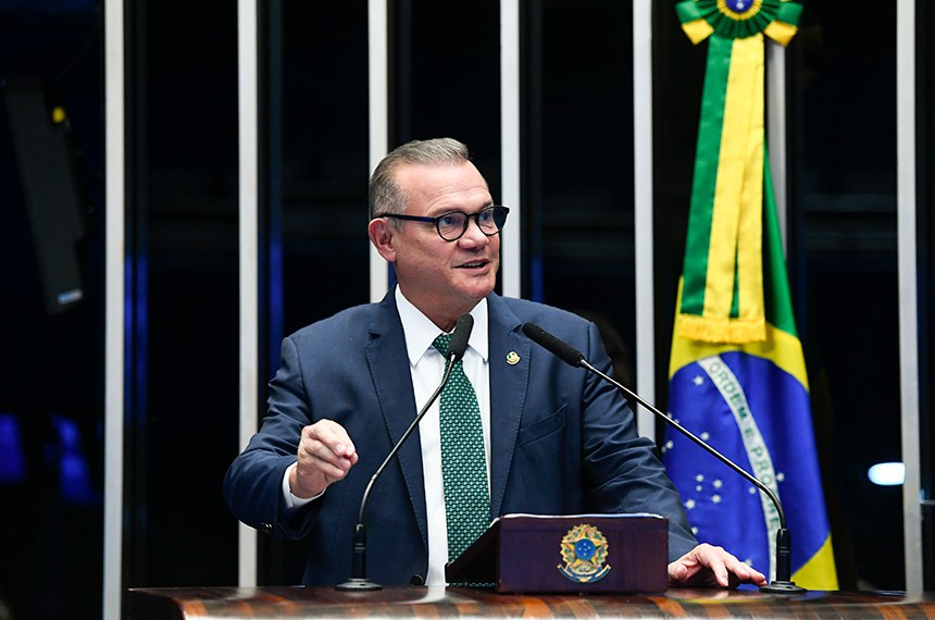 À tribuna, em discurso, senador Wellington Fagundes (PL-MT).