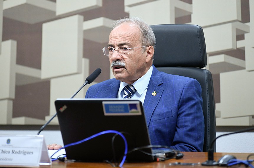 À mesa, presidente da CTEYANOMAMI, senador Chico Rodrigues (PSB-RR). 