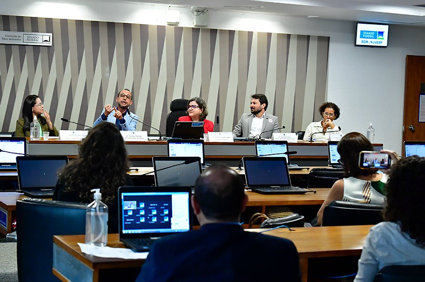 Mesa:
chefe-geral da Embrapa Semiárido, Petrolina (PE), Maria Auxiliadora Coelho de Lima;
poeta do sertão do Pajeú, Antonio Marinho, em pronunciamento.
presidente eventual da CMA, senadora Teresa Leitão (PT-PE);
diretor de Combate à Desertificação do Ministério do Meio Ambiente e Mudança do Clima, Alexandre Pires;
professora e pesquisadora da Universidade Federal de Pernambuco (UFPE), Márcia Vanusa da Silva.