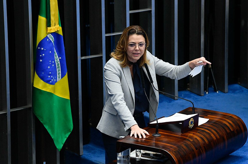 Senadora Leila Barros (sem partido-DF) se emociona durante discurso.