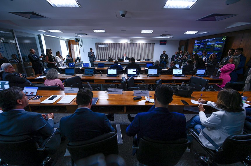 À mesa, presidente da CI, senador Confúcio Moura (MDB-RO), conduz reunião.