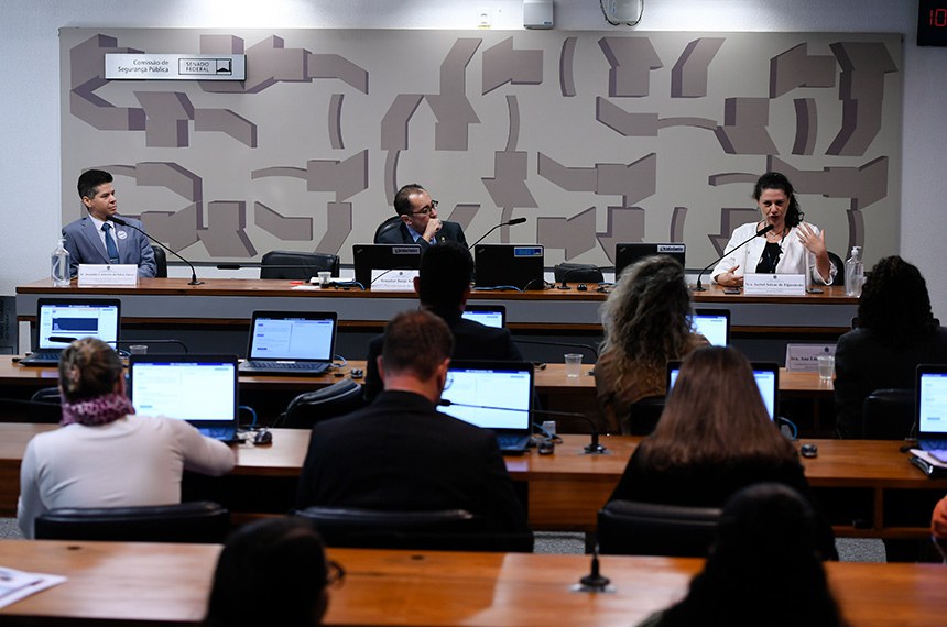 Mesa: 
Diretora do Sistema Único de Segurança Pública da Secretaria Nacional de Segurança Pública, Isabel Seixas de Figueiredo, em pronunciamento.
vice-presidente da CSP, senador Jorge Kajuru (PSB-GO); 
presidente da CSP, senador Sérgio Petecão (PSD-AC);
Chefe do Setor de Banco de Perfis Genéticos do Instituto Nacional de Criminalística da Policia Federal, Ronaldo Carneiro da Silva Júnior.