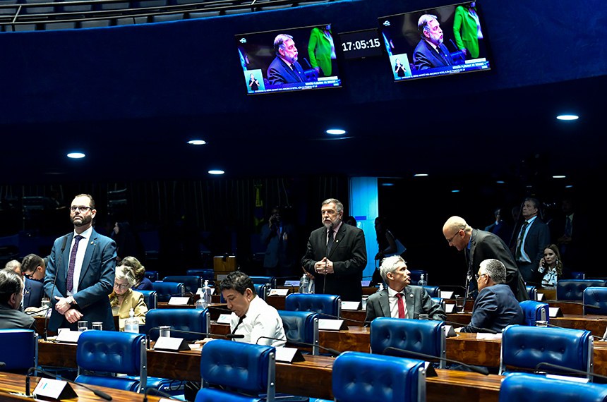 Em pronunciamento, à bancada, senador Flávio Arns (PSB-PR).