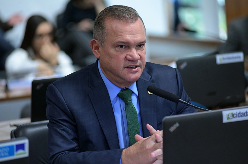 À bancada, em pronunciamento, senador Wellington Fagundes (PL-MT).