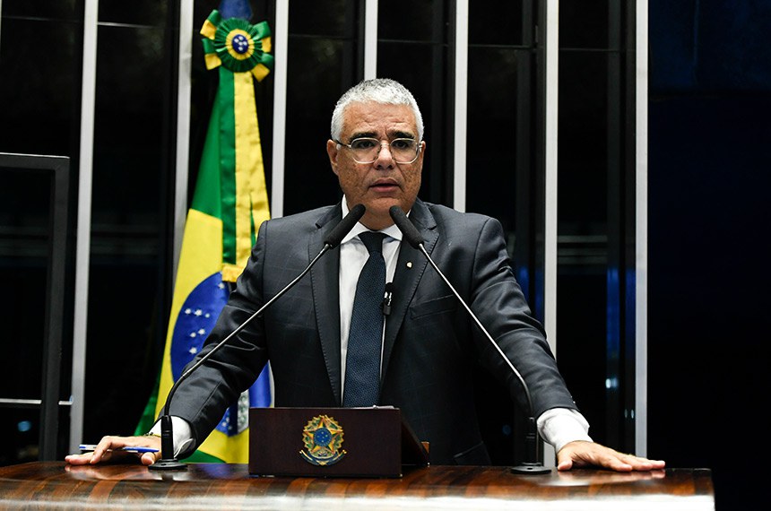 À tribuna, em discurso, senador Eduardo Girão (Novo-CE).