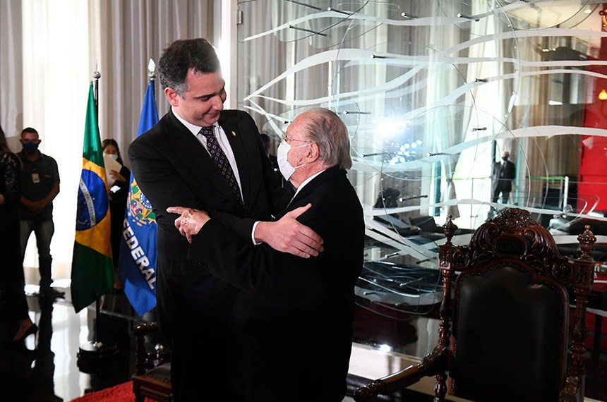 Presidente do Senado Federal, senador Rodrigo Pacheco (DEM-MG) cumprimenta o homenageado ex-senador José Sarney. 
