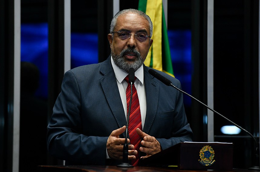 À tribuna, em discurso, senador Paulo Paim (PT-RS). 