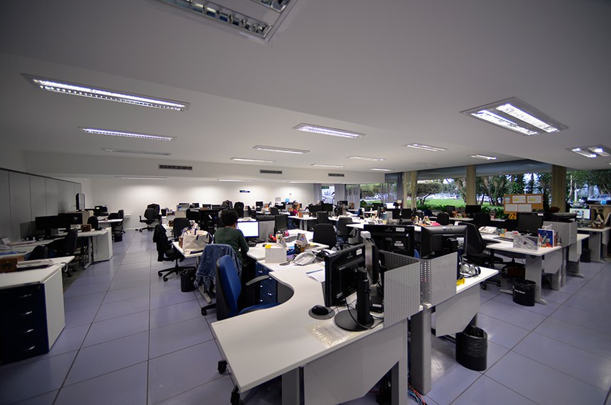 No Senado, a equipe da Voz do Brasil é composta por três servidores, que diariamente estão atentos a discursos, projetos de lei apresentados e aprovados. A ideia é sempre levar, da forma mais clara e objetiva, as informações de como propostas e decisões podem impactar a vida dos cidadãos brasileiros.