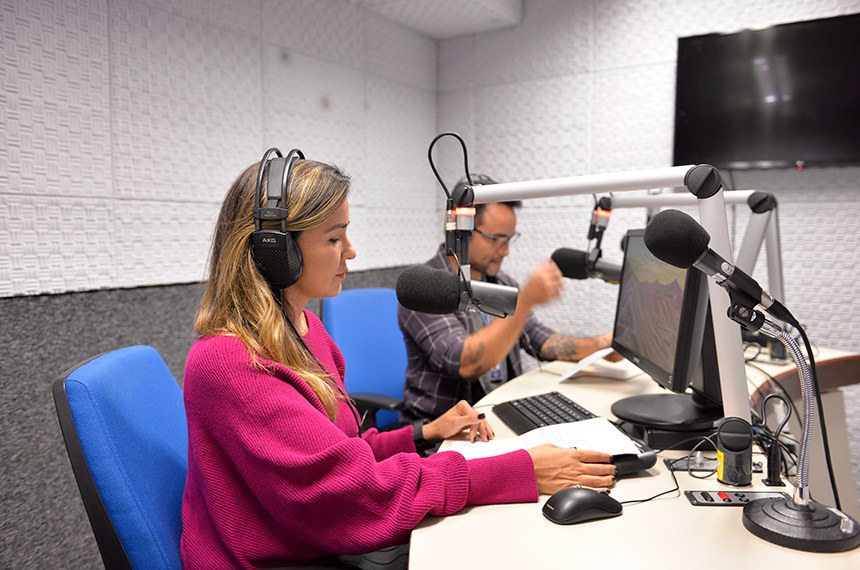 Na foto, chefe do Serviço de Edição da Voz do Brasil (Sevoz), Paula Groba, e colaborador do Serviço de Locução (Serloc), Ricardo Reinaux Nakaoka, fazem o jornal do Senado na "Voz do Brasil".