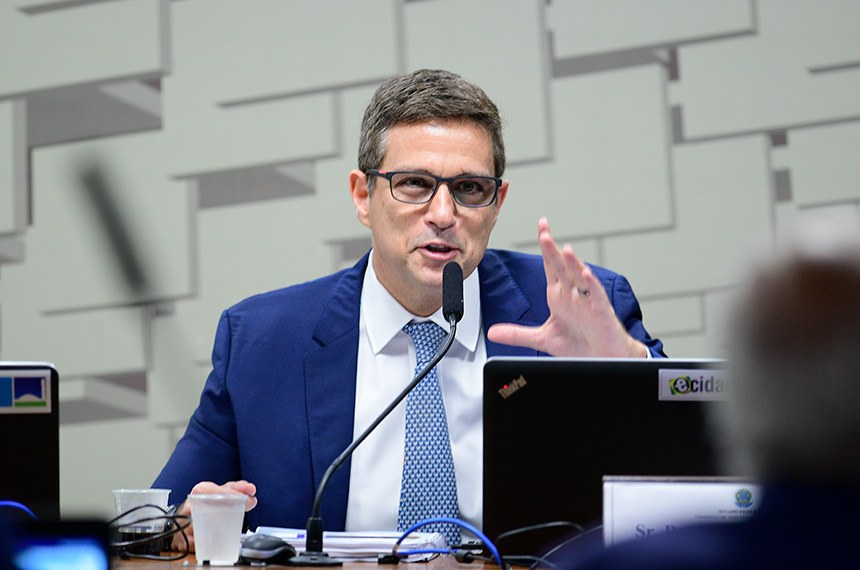 À mesa, em pronunciamento, presidente do Banco Central, Roberto Campos Neto.