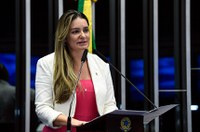 Augusta Brito celebra aprovação de recursos para o piso da enfermagem