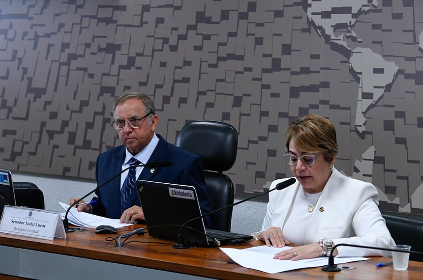 Mesa:
presidente eventual da CCT, senador Carlos Viana (Podemos-MG), conduz reunião. 
senadora Jussara Lima (PSD-PI).