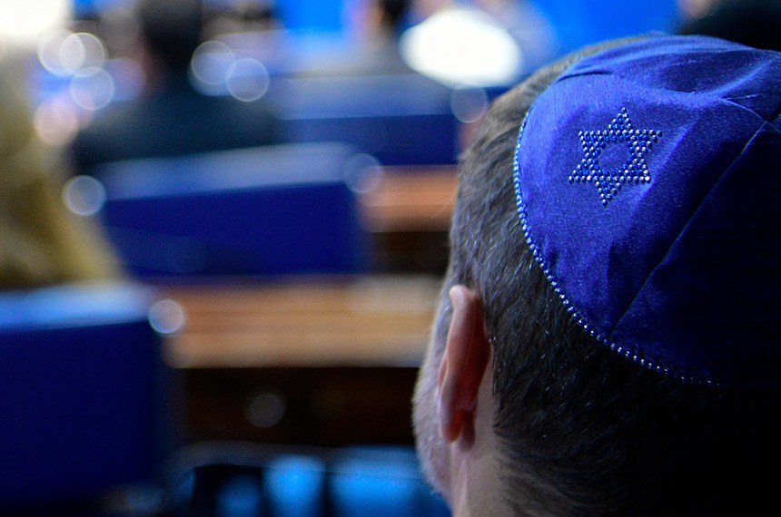Uma quipá é o chapéu, boina, touca ou outra peça de vestuário utilizada pelos judeus tanto como símbolo da religião como símbolo de temor a Deus. Também chamada de Yarmulkke ou Koppel.