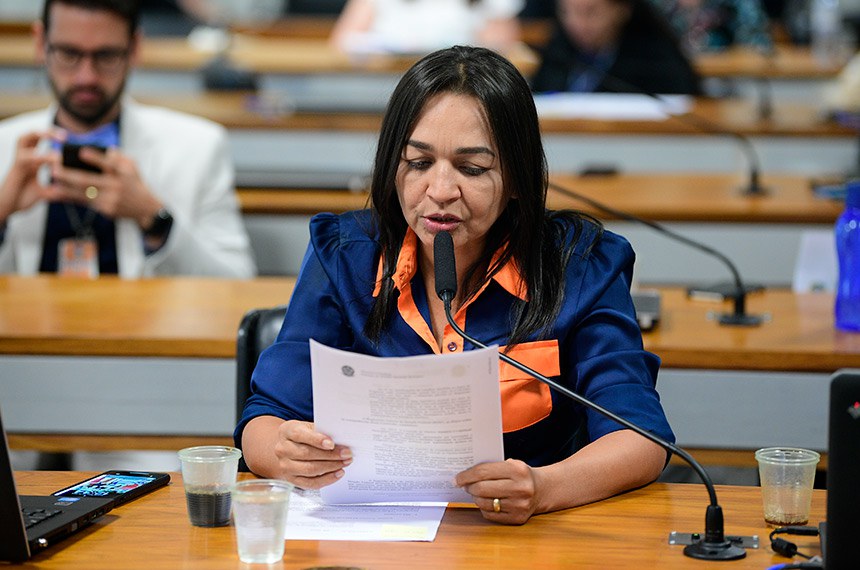 Em pronunciamento, à bancada, relatora do PLS 271/2017, senadora Eliziane Gama (PSD-MA).