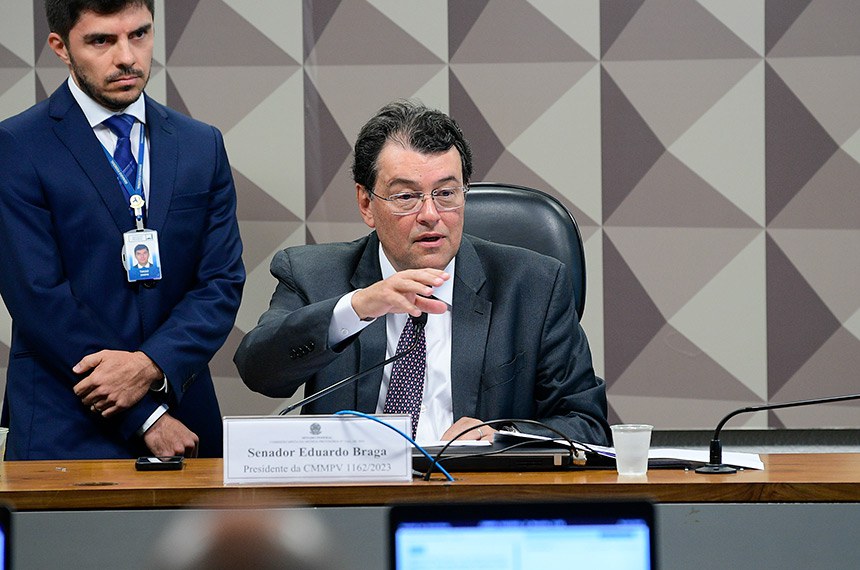 À mesa, presidente da CMMPV 1162/2023, senador Eduardo Braga (MDB-AM).