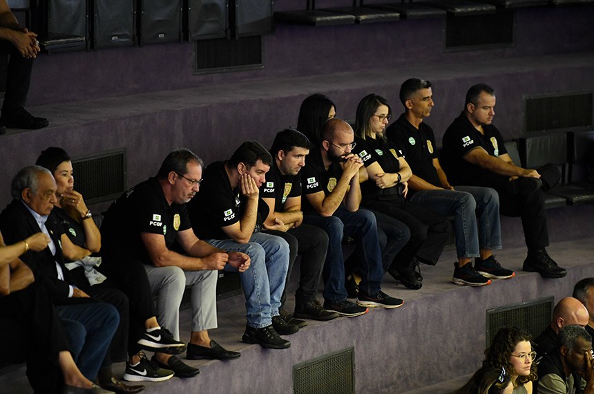 Da galeria, policiais civis do Distrito Federal acompanham a sessão.