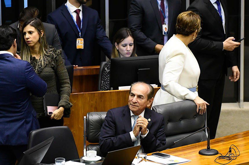 À mesa, senador Marcelo Castro (MDB-PI).