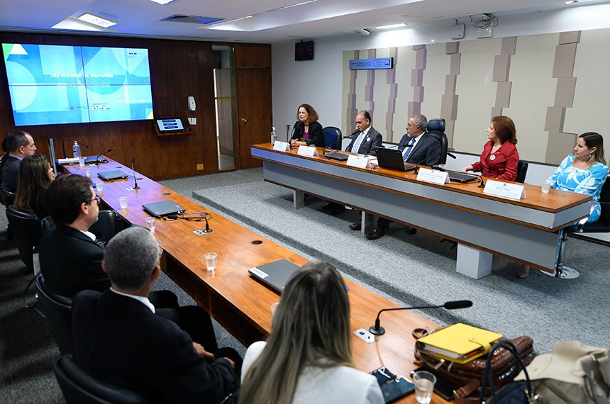 Mesa: 
coordenadora-geral de Sangue e Hemoderivados do Ministério da Saúde (CGSH/MS), Joice Aragão;
presidente da World Federation of Hemophilia (WFH) - Federação Mundial de Hemofilia, Cesar Alejandro Garrido;
presidente da CDH, senador Paulo Paim (PT-RS);
presidente da Federação Brasileira de Hemofilia (FBH), Tania Maria Onzi Pietrobelli;
hematologista e hematopediatra - gerente do Ambulatório de Hemofilia da Fundação Hemocentro de Brasília e presidente do Comitê de Assessoramento Técnico Científico da Federação Brasileira de Hemofilia (FBH), Melina Swain.