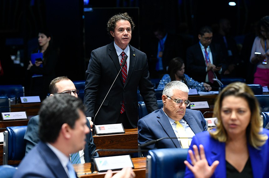 Em pronunciamento, à bancada, senador Veneziano Vital do Rêgo (MDB-PB).
