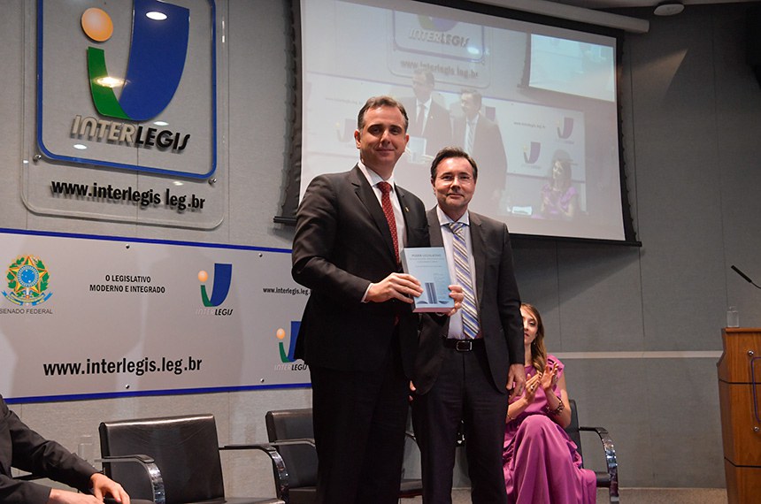 Participam: 
advogada do Senado Federal, Gabrielle Tatith Pereira; 
advogado-geral do Senado Federal, Thomaz Henrique Gomma de Azevedo.