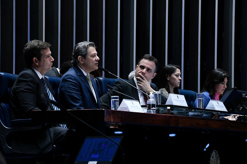 Mesa:
presidente do Banco Central do Brasil, Roberto Campos Neto;
ministro de Estado da Fazenda, Fernando Haddad - em pronunciamento; 
presidente do Senado Federal e requerente desta sessão, senador Rodrigo Pacheco (PSD-MG);
secretária-geral adjunta da Mesa do Senado Federal, Sabrina Silva Nascimento;
ministra de Estado do Planejamento e Orçamento, Simone Tebet.