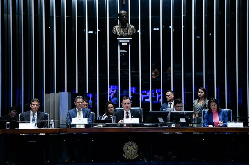 Mesa:
presidente do Banco Central do Brasil, Roberto Campos Neto;
ministro de Estado da Fazenda, Fernando Haddad; 
presidente do Senado Federal e requerente desta sessão, senador Rodrigo Pacheco (PSD-MG);
secretário-geral da Mesa do Senado Federal, Gustavo A. Sabóia Vieira;
ministra de Estado do Planejamento e Orçamento, Simone Tebet.