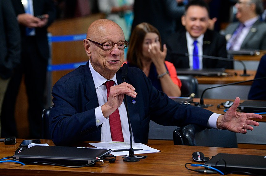 Em pronunciamento, à bancada, senador Esperidião Amin (PP-SC).