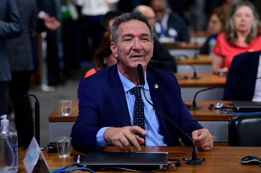 Em pronunciamento, à bancada, senador Lucas Barreto (PSD-AP).