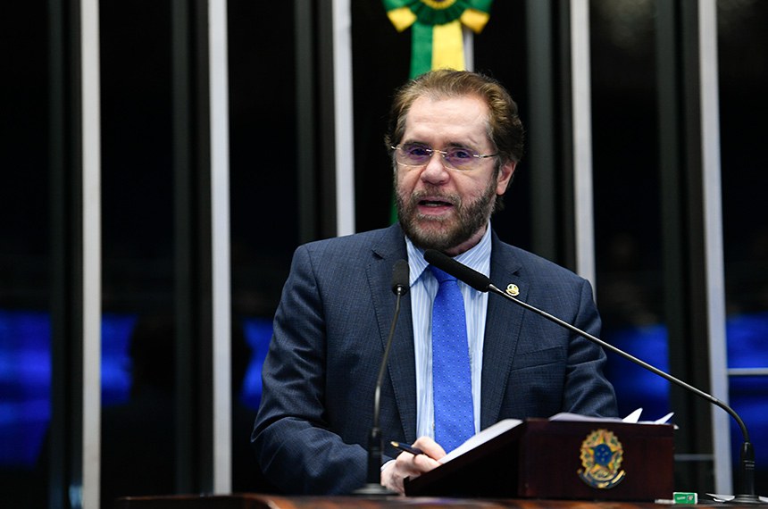 Em discurso, à tribuna, senador Plínio Valério (PSDB-AM).